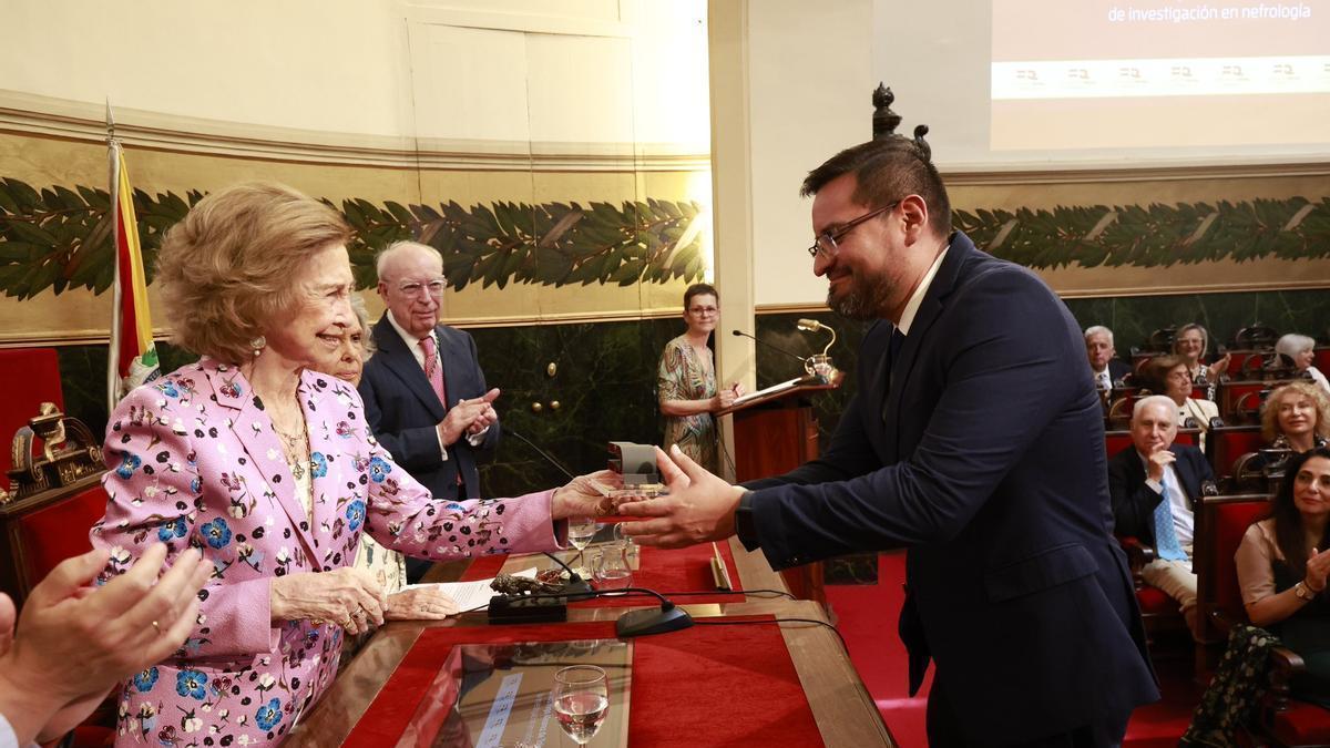 Francisco Valga Amado en el momento en que recoge el reconocimiento de manos de la reina emérita Sofía.