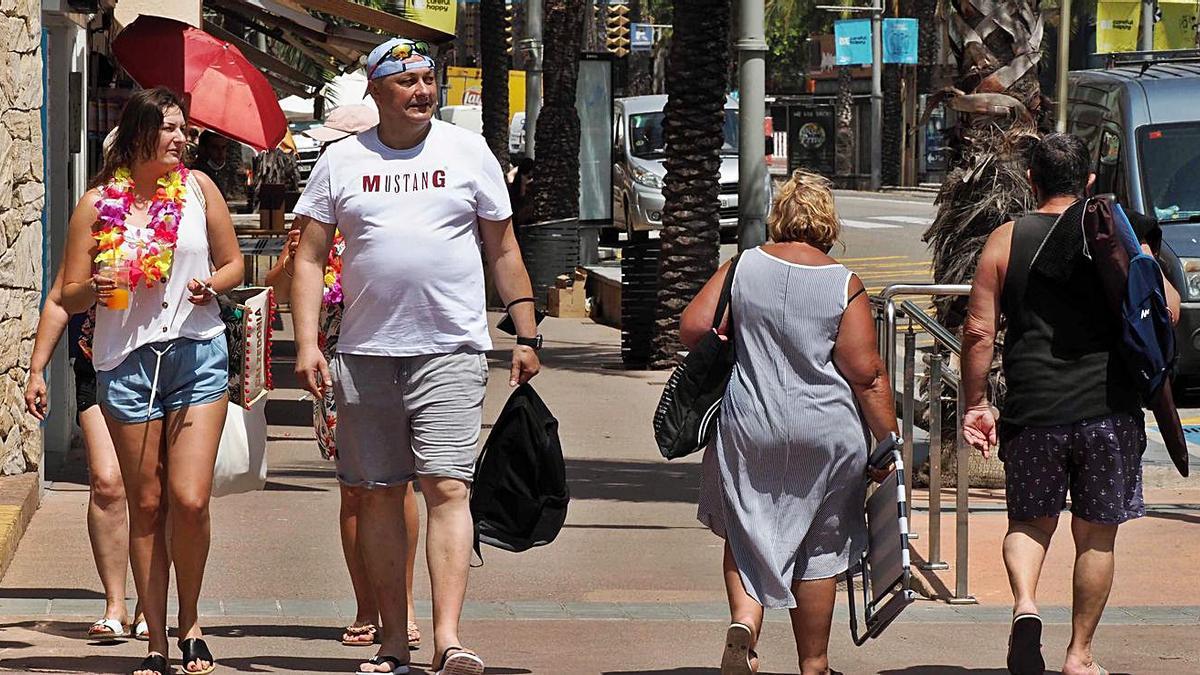 Turistes passejant fa uns dies per Lloret de Mar