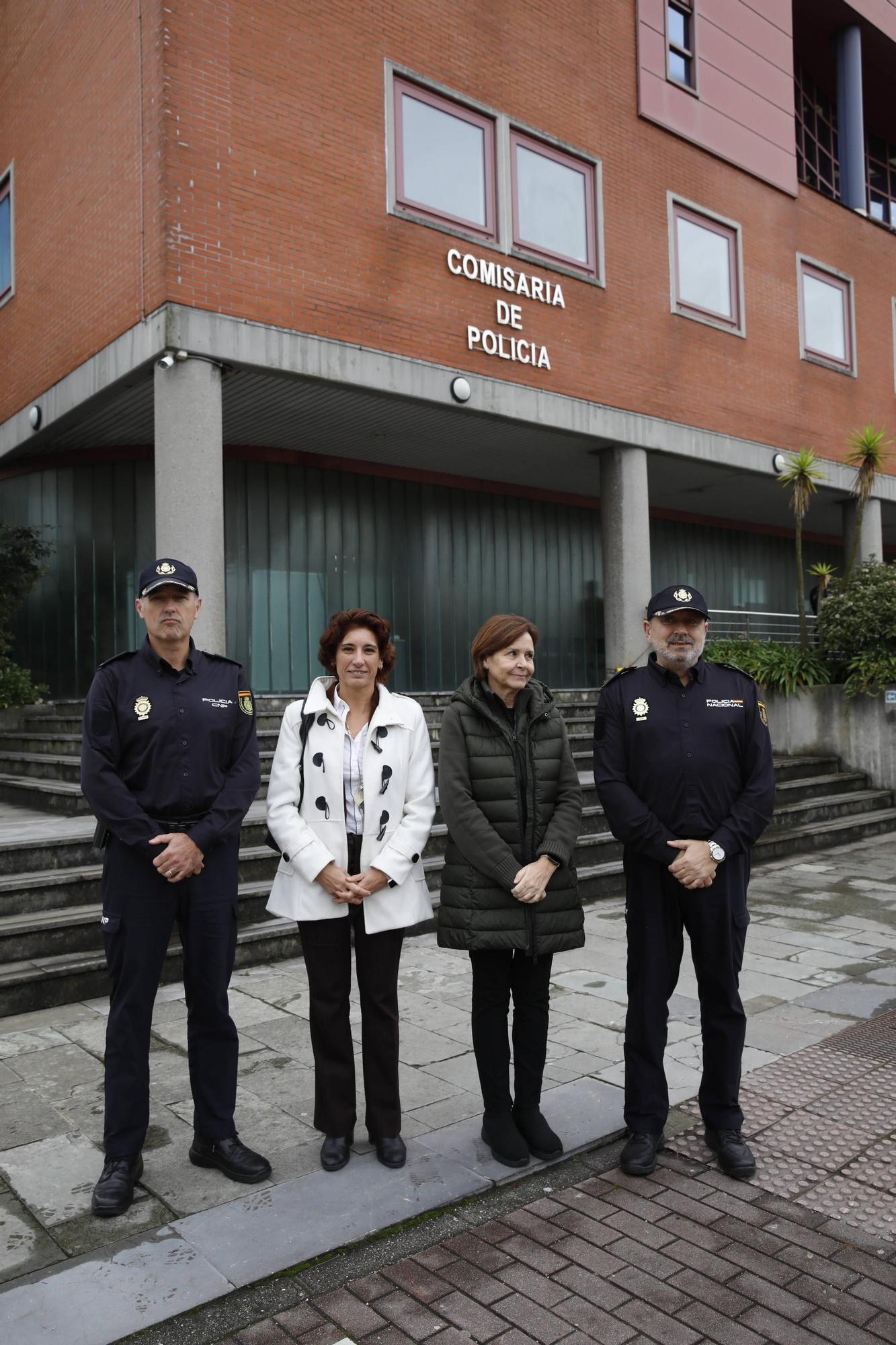 La visita de Carmen Moriyón y Nuria Bravo a la Comisaría de la Policía Nacional, en imágenes