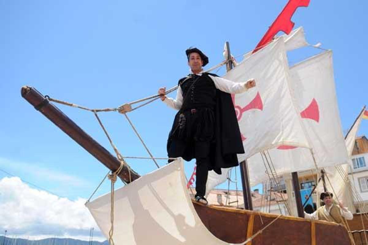 El actor que encarnó a Cristóbal Colón arriba en la "Santa María" a la Praza da Chouza.  // G. Santos