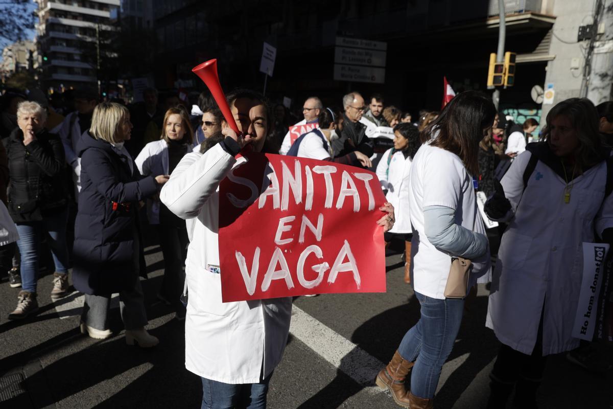 Los sanitarios se han manifestado desde el Departament de Salut hasta la estación de Sants en defensa de la sanidad pública durante el primer día de la huelga de médicos.