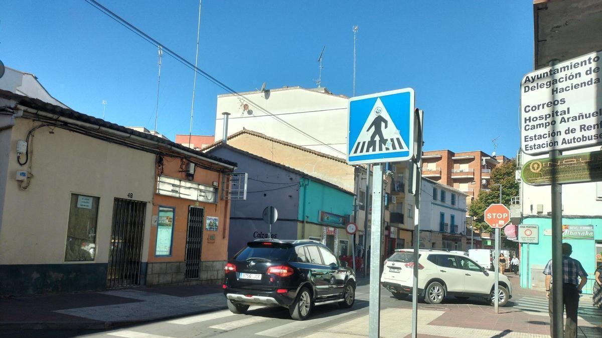 Dos vehículos circulan por una calle de Navalmoral.