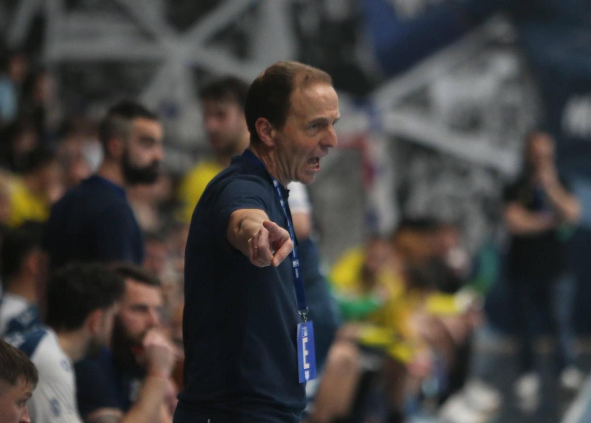El técnico pontevedrés da instrucciones en un encuentro de esta temporada pasada.
