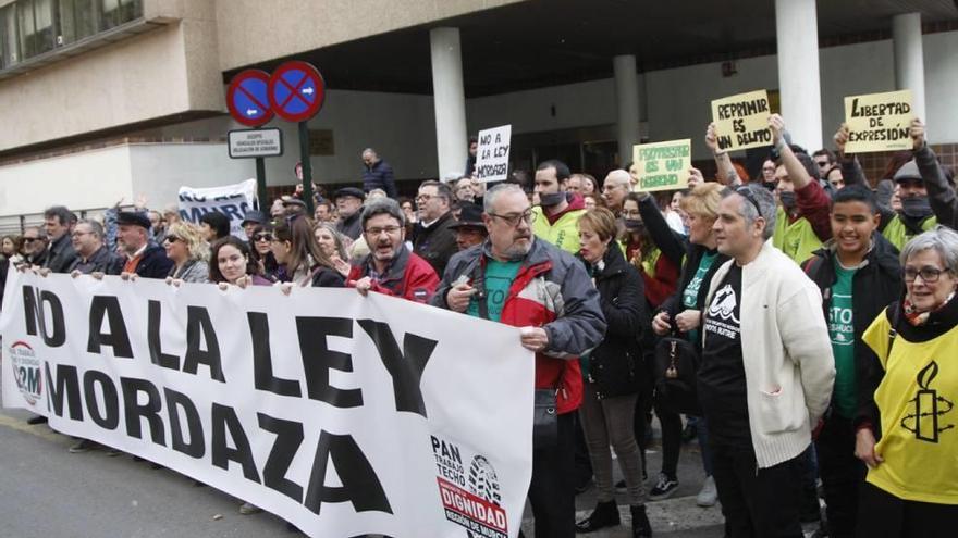 Los manifestantes sujetan una pancarta frente a la Delegación del Gobierno.