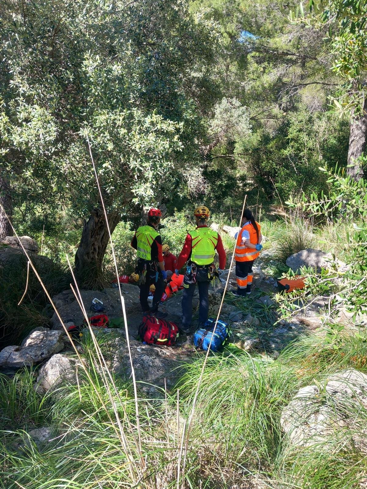 Fallece una ciclista que cayó por un terraplén en la carretera de sa Calobra