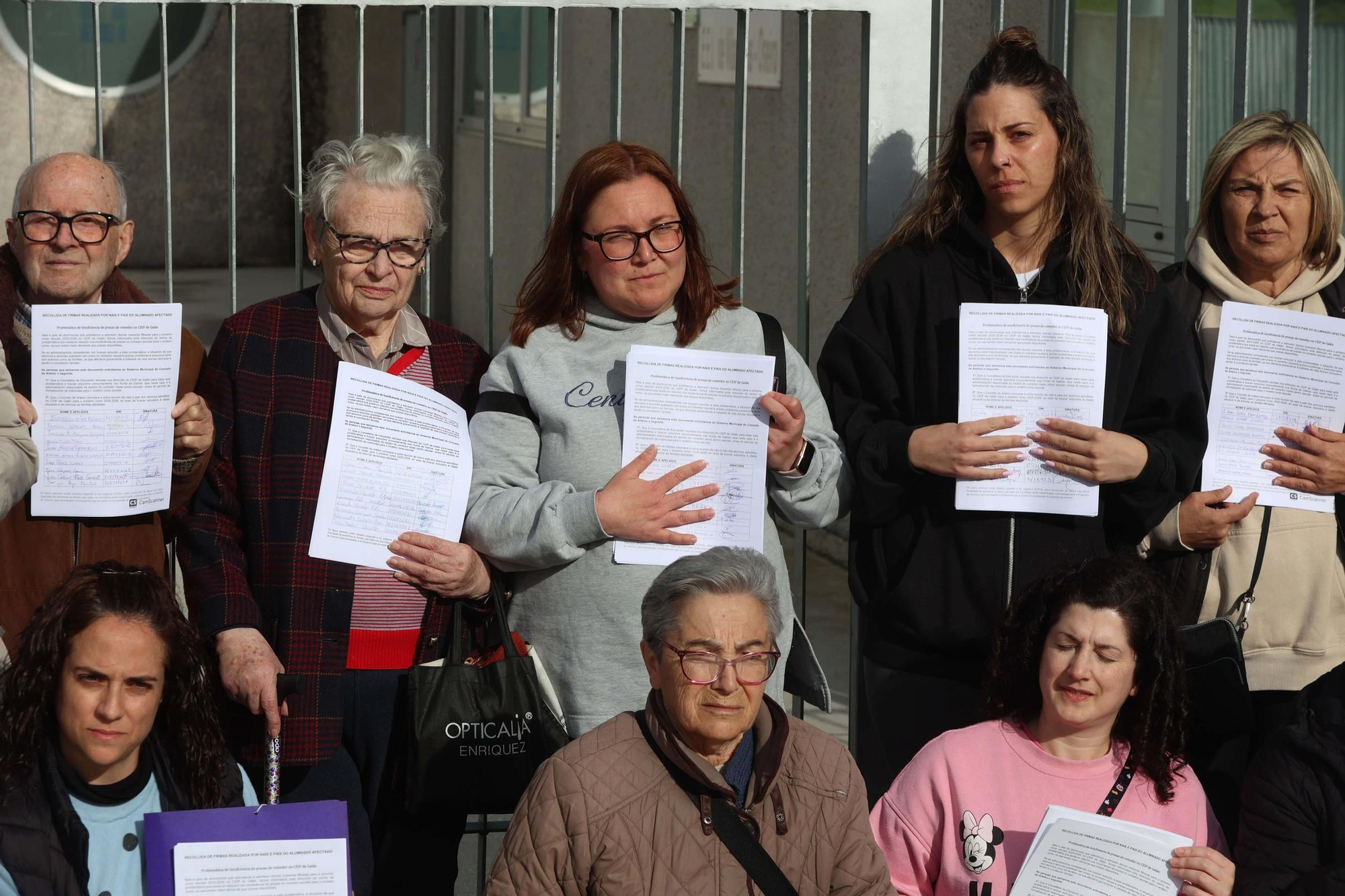 Padres y madres se manifiestan por la insuficiencia de plazas en el comedor del colegio de Galán, en Arteixo