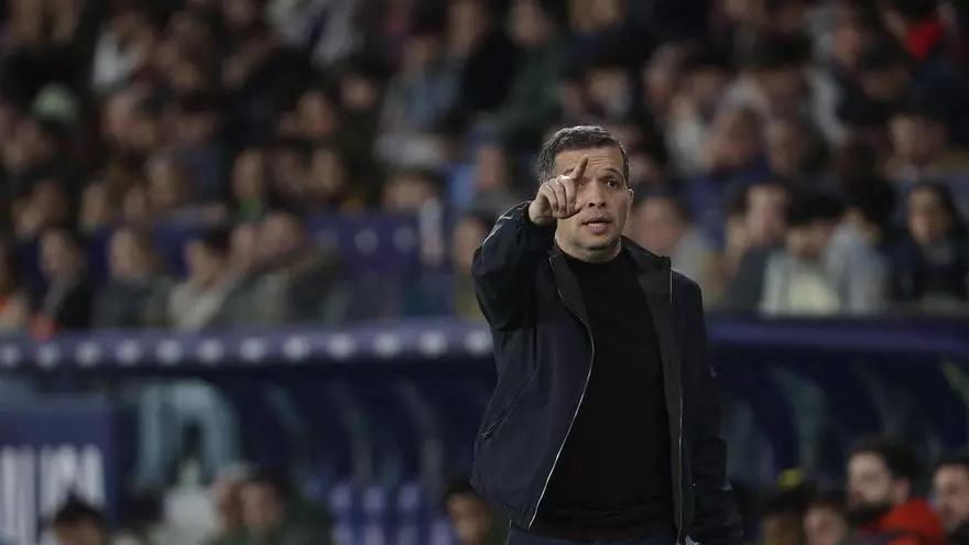 Luís Castro: "Podíamos haber estado cinco horas que no íbamos a marcar"