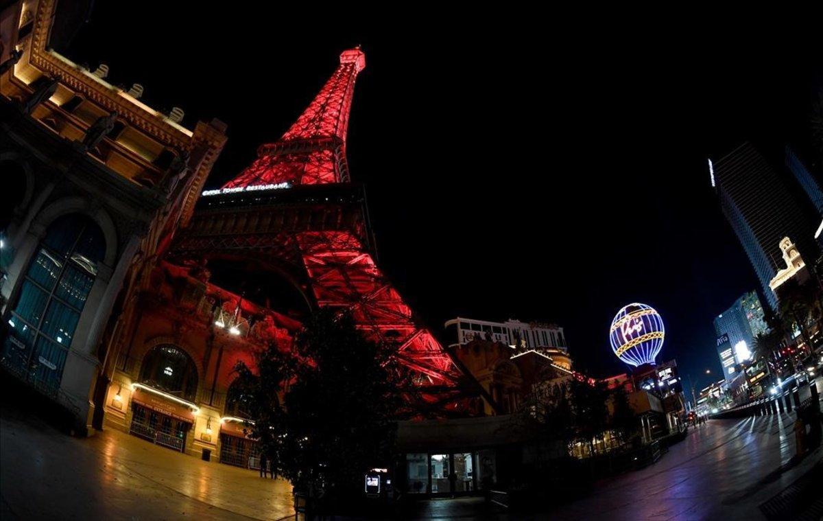  Las Vegas, desierta, de noche.