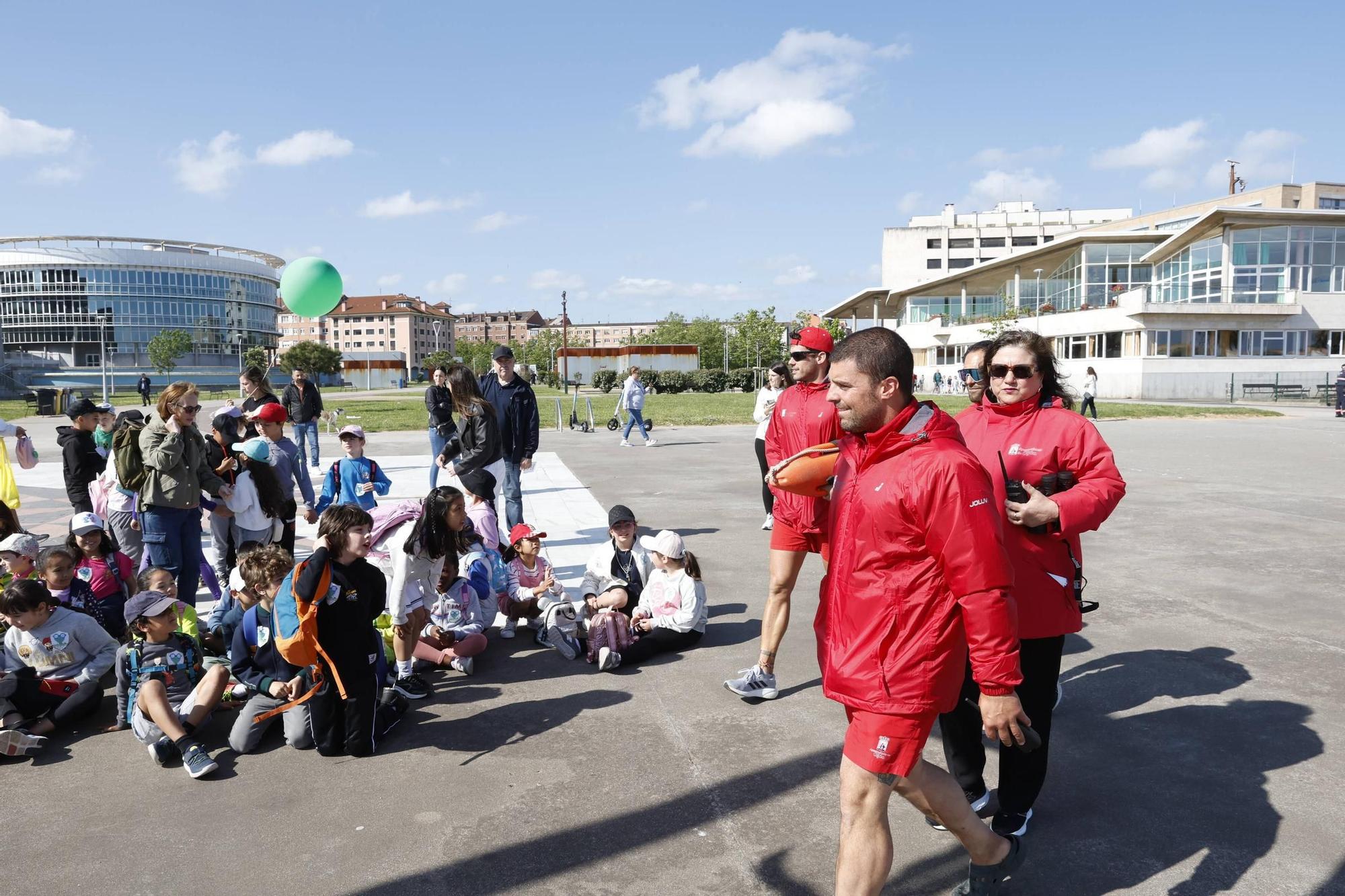 Así disfrutaron en el Arbeyal mil escolares de Gijón en el broche del proyecto "SwimSafe" del Santa Olaya (en imágenes)