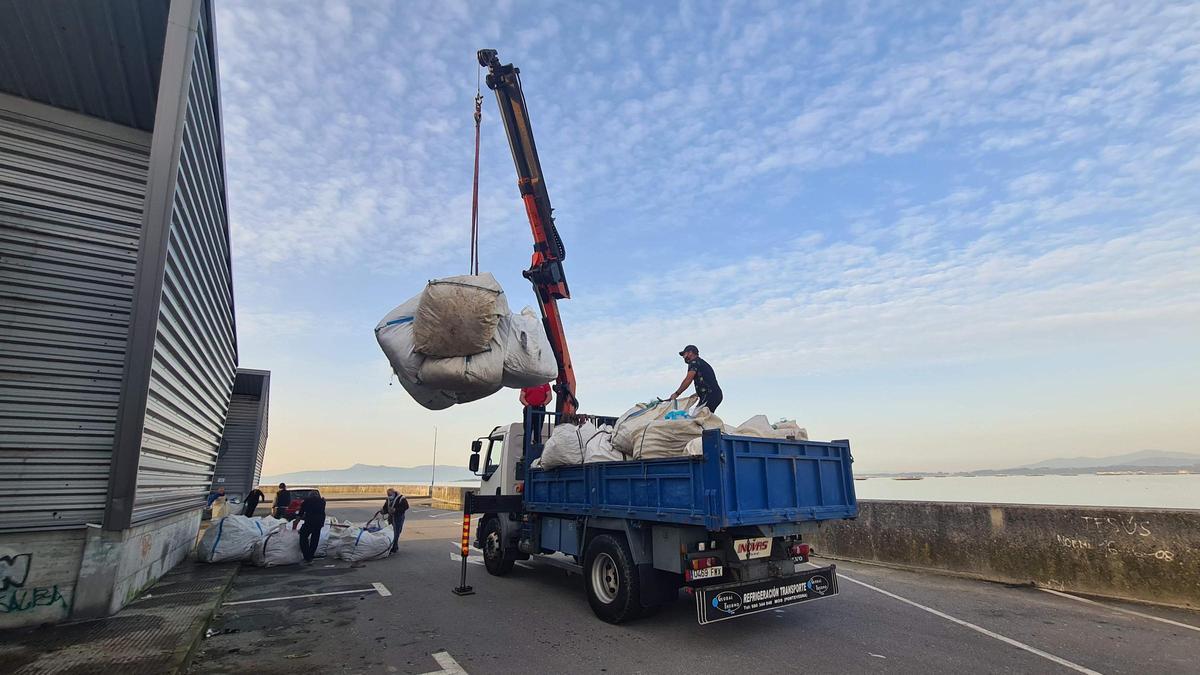 El traslado de los viejos &quot;miños&quot; desde el puerto.