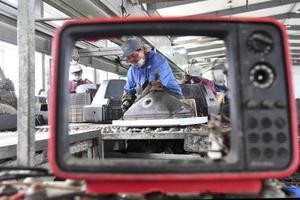 Un grup de treballadors desmunten electrodomèstics i articles electrònics en un centre de reciclatge a Tieling City, al nord-est de la Xina.