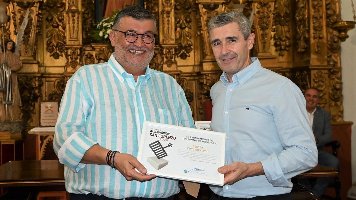 Alberto con el alcalde santeño, Manuel Lavado
