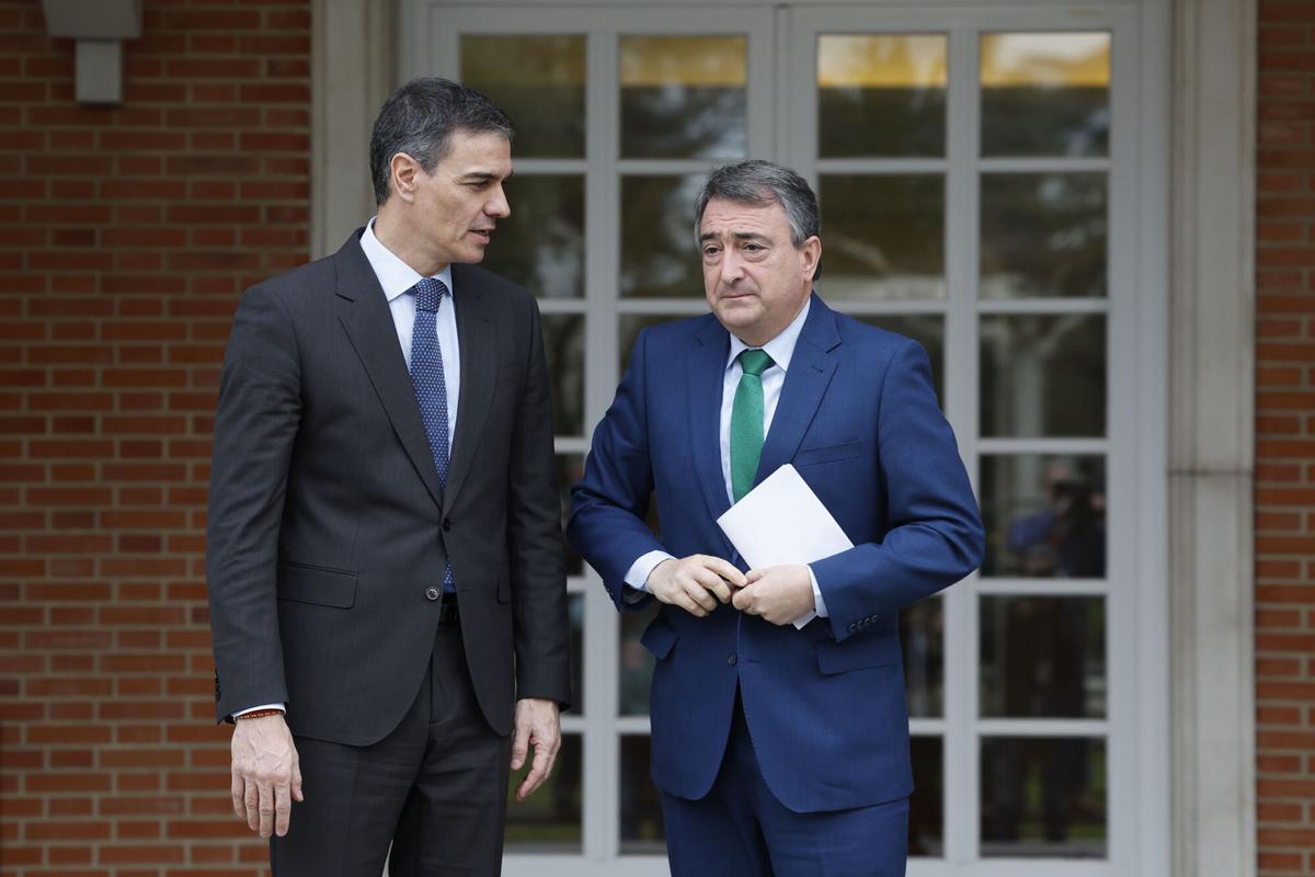 El presidente del Gobierno, Pedro Sánchez, con el líder del PNV, Aitor Esteban, en marzo de 2025 en Moncloa.