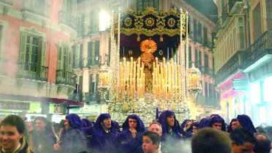 Salida. Nubes de incienso rodean a la Virgen del Amor Doloroso en la plaza del Carbón. carlos criado