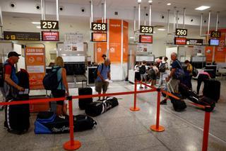 Ocho vuelos cancelados y 46 retrasos en el tercer día de huelga en Easyjet