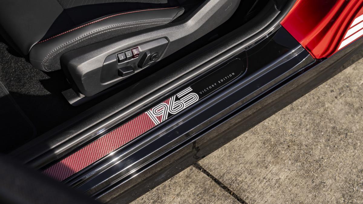 El umbral de puerta específico con la inscripción “1965” da la bienvenida a un habitáculo que respira tradición deportiva.