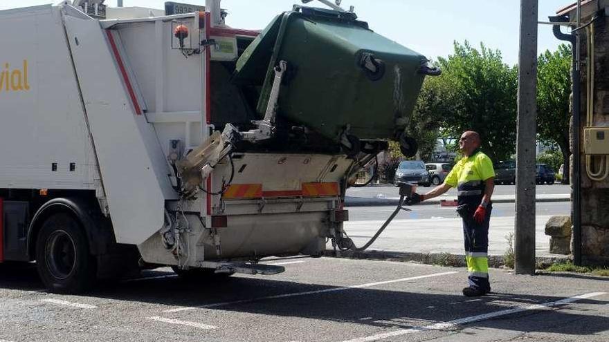 El actual servicio de recogida de basuras en Vilagarcía. // Noé Parga