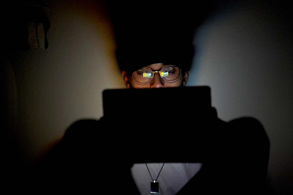 Un hombre consumiendo contenidos pornográficos en la red.