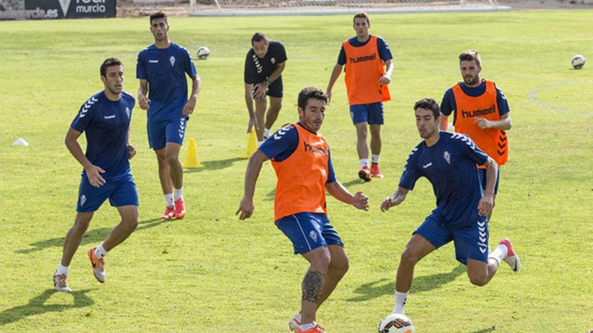 Se marchan 8 futbolistas del Real Murcia