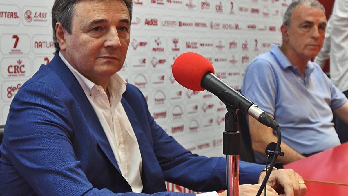 Agustín Ramos, nuevo presidente del Real Murcia, con Tornel al fondo. | ISRAEL SÁNCHEZ