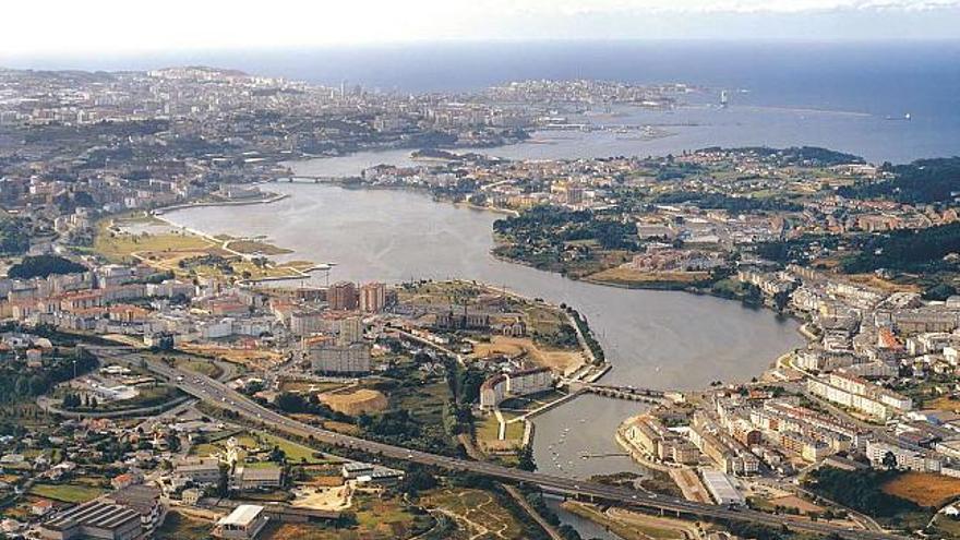 Ría de O Burgo, con A Coruña al fondo, Culleredo a la izquierda del cauce, y Cambre y Oleiros a la derecha. / c. picallo