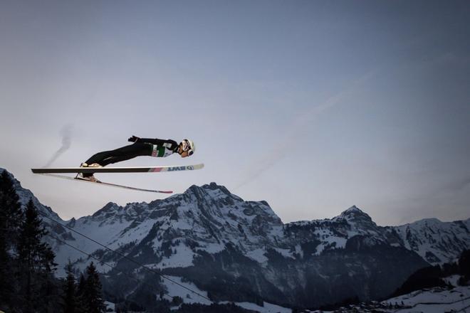 Johann Andre Forfang compitiendo en la Copa del Mundo de saltos de esquí en Engelberg, Suiza.