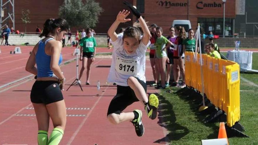 Paula Domínguez, en el salto de longitud.