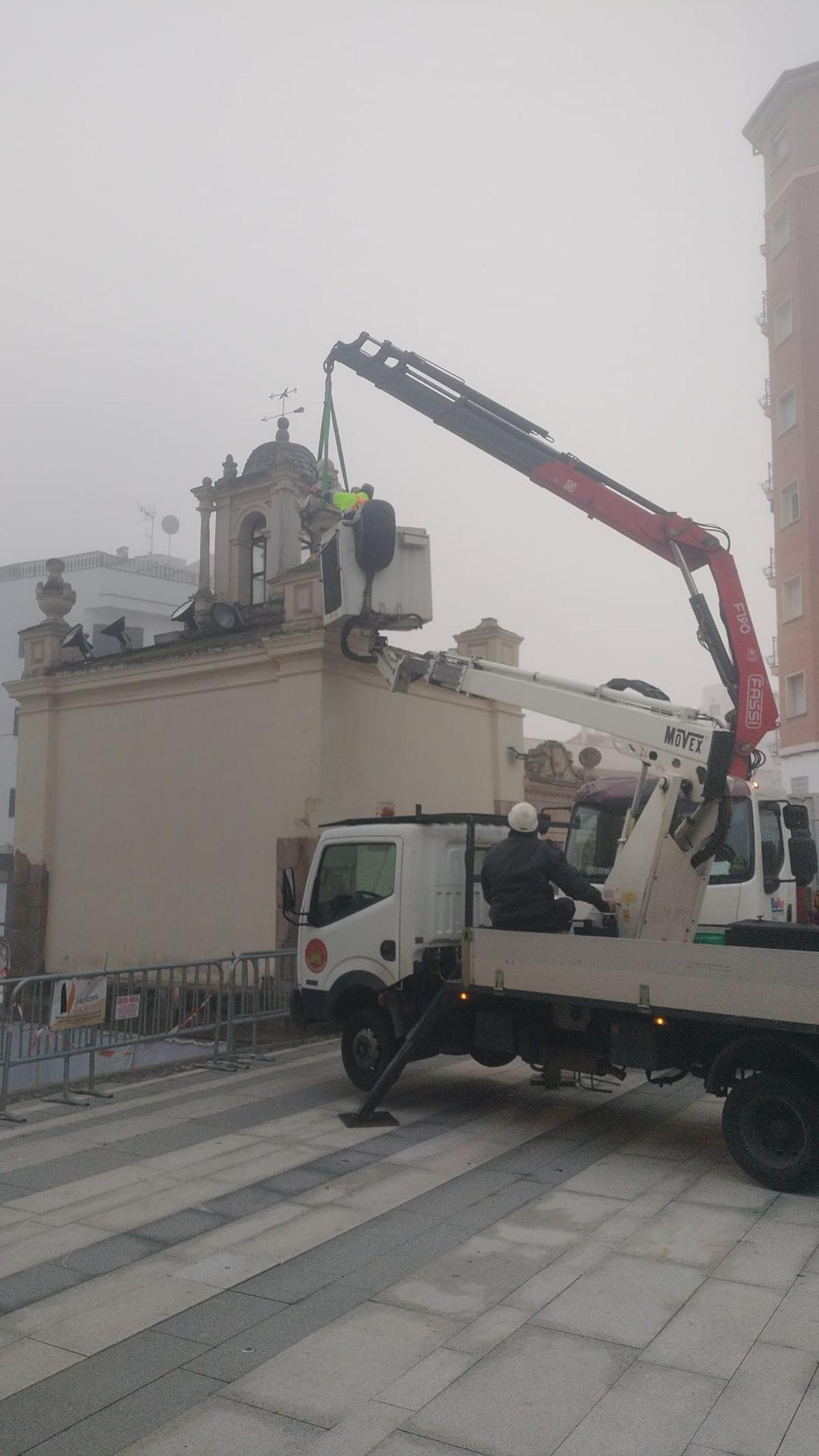 Técnicos realizan pruebas previas a la instalación de las cráteras del Hornito de Santa Eulalia.