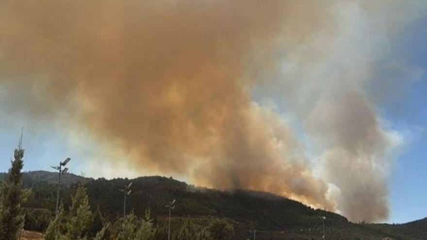 Más de 90 efectivos combaten el incendio de Herrera del Duque en nivel 1 peligrosidad