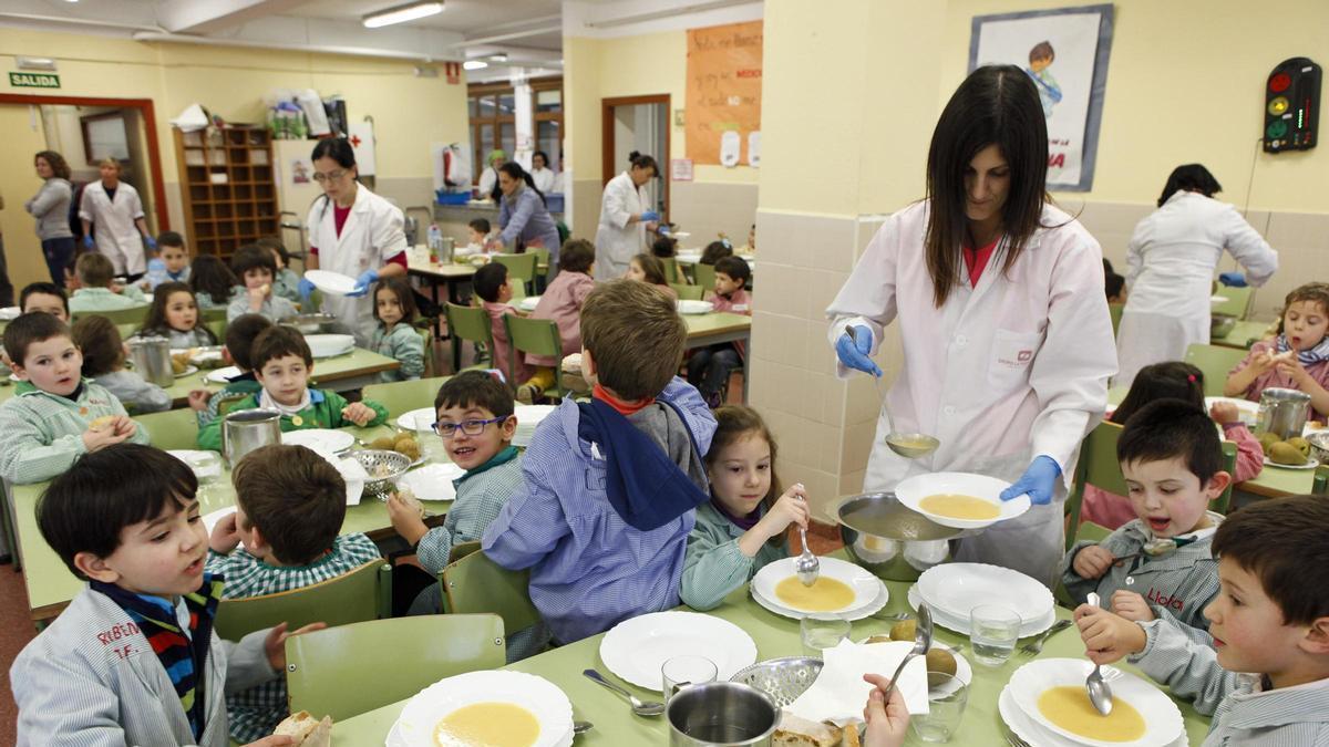 Niños en un comedor escolar.