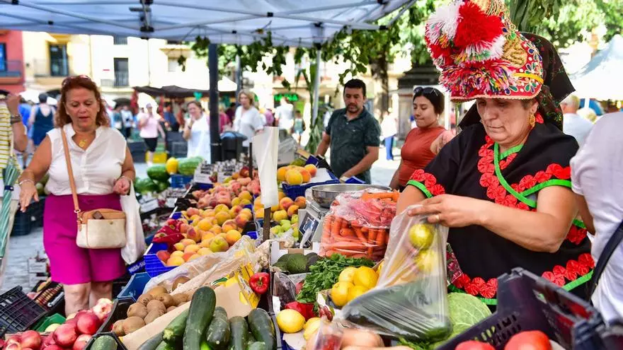 Así se vive el Martes Mayor en Plasencia
