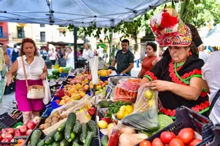 Así se vive el Martes Mayor en Plasencia