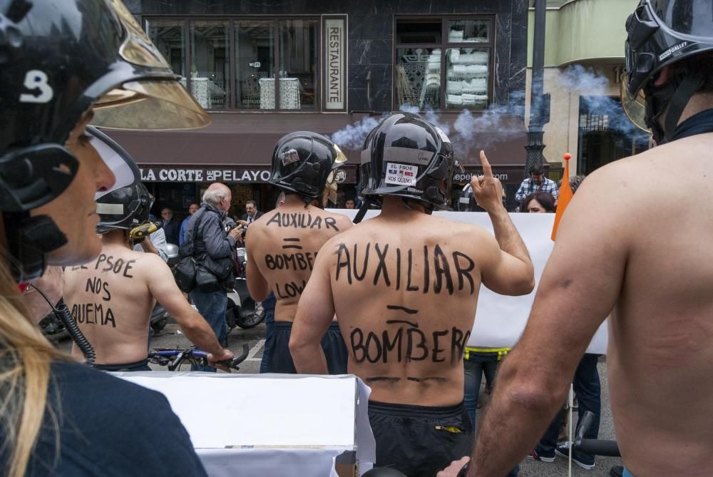 Los bomberos protestan en bicicleta y ropa interior por las calles de Oviedo