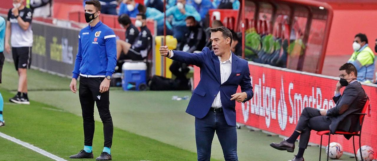 Luis García Plaza da instrucciones durante el partido del jueves ante el Leganés.