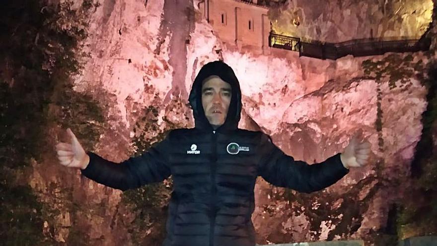 La llevada a Covadonga del avilesino Manu García, bajo la cueva. 