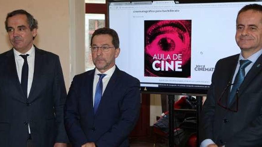 Por la izquierda, Vicente Domínguez (viceconsejero de Educación y Cultura), Genaro Alonso (consejero de Educación y Cultura) y Francisco Laviana (director general de Innovación Educativa), ayer, en la presentación del &quot;Aula de cine&quot; en la Laboral.