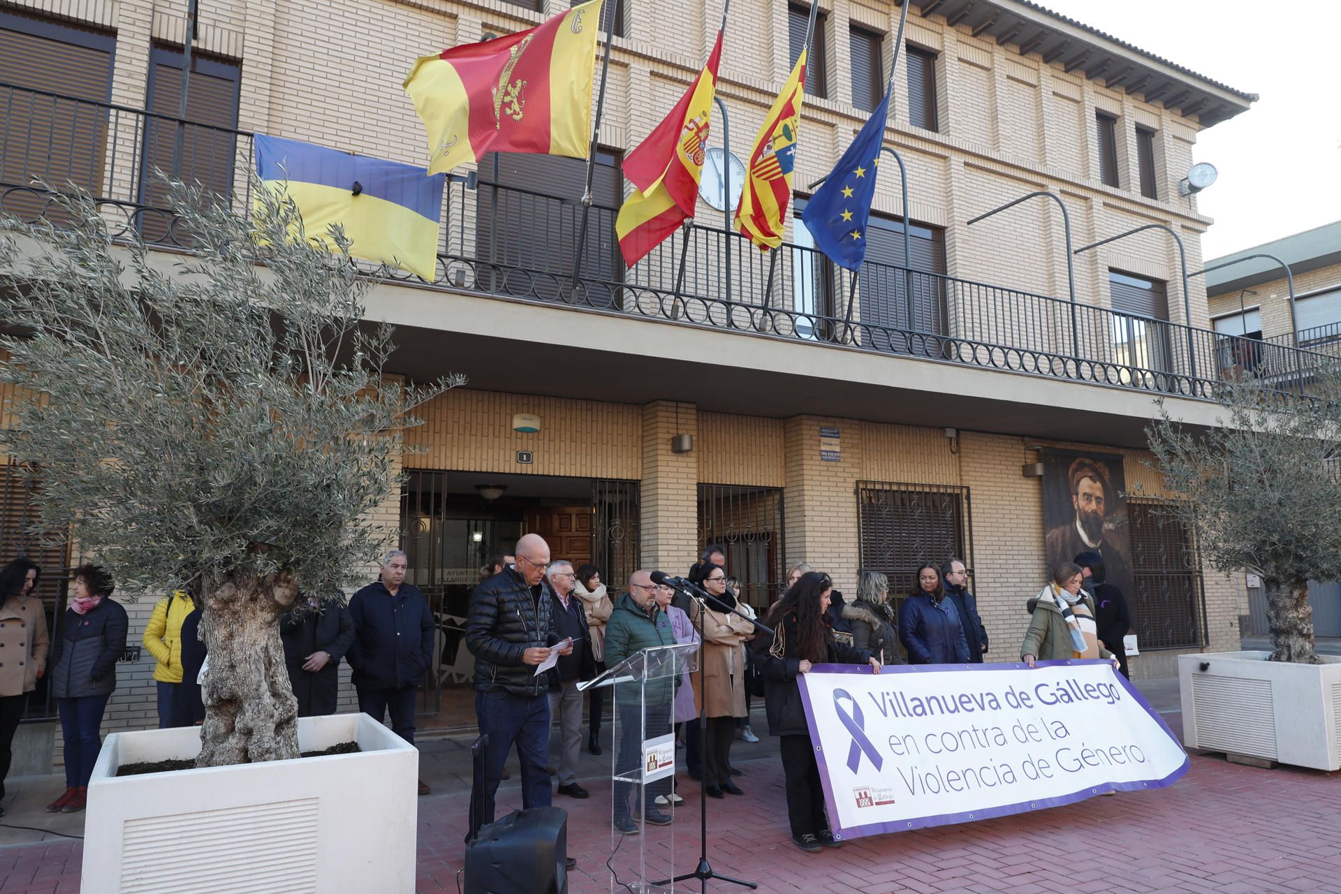 Alrededor de un centenar de personas se han congregado en la plaza de España de Villanueva de Gállego para condenar el asesinato de Mari Carmen, de 39 años, quien fue asesinada en la localidad presuntamente por su expareja y padre de su hijo, de 6 años, que estaba presente en el momento de los hechos.