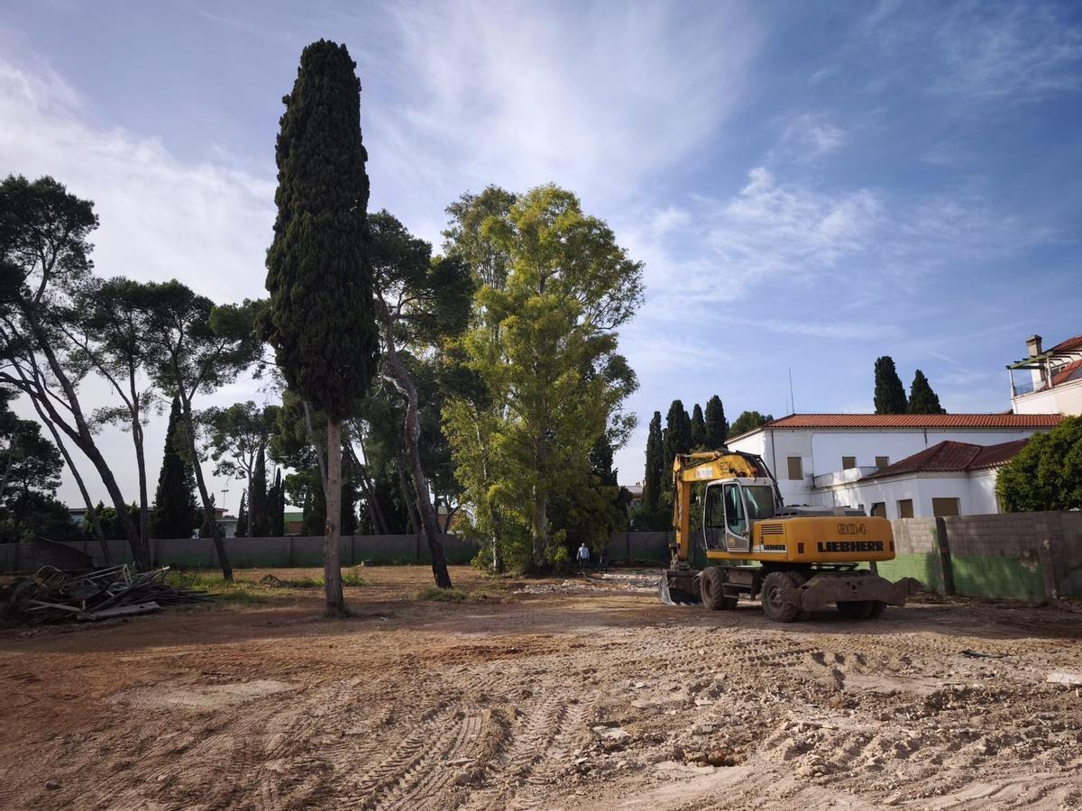 Las obras de habilitación de un párking en las antiguas instalaciones de la Fundación Dolores Cortés han sido objeto de crítica del PP por lo que califican de "falta de transparencia" del equipo de gobierno.
