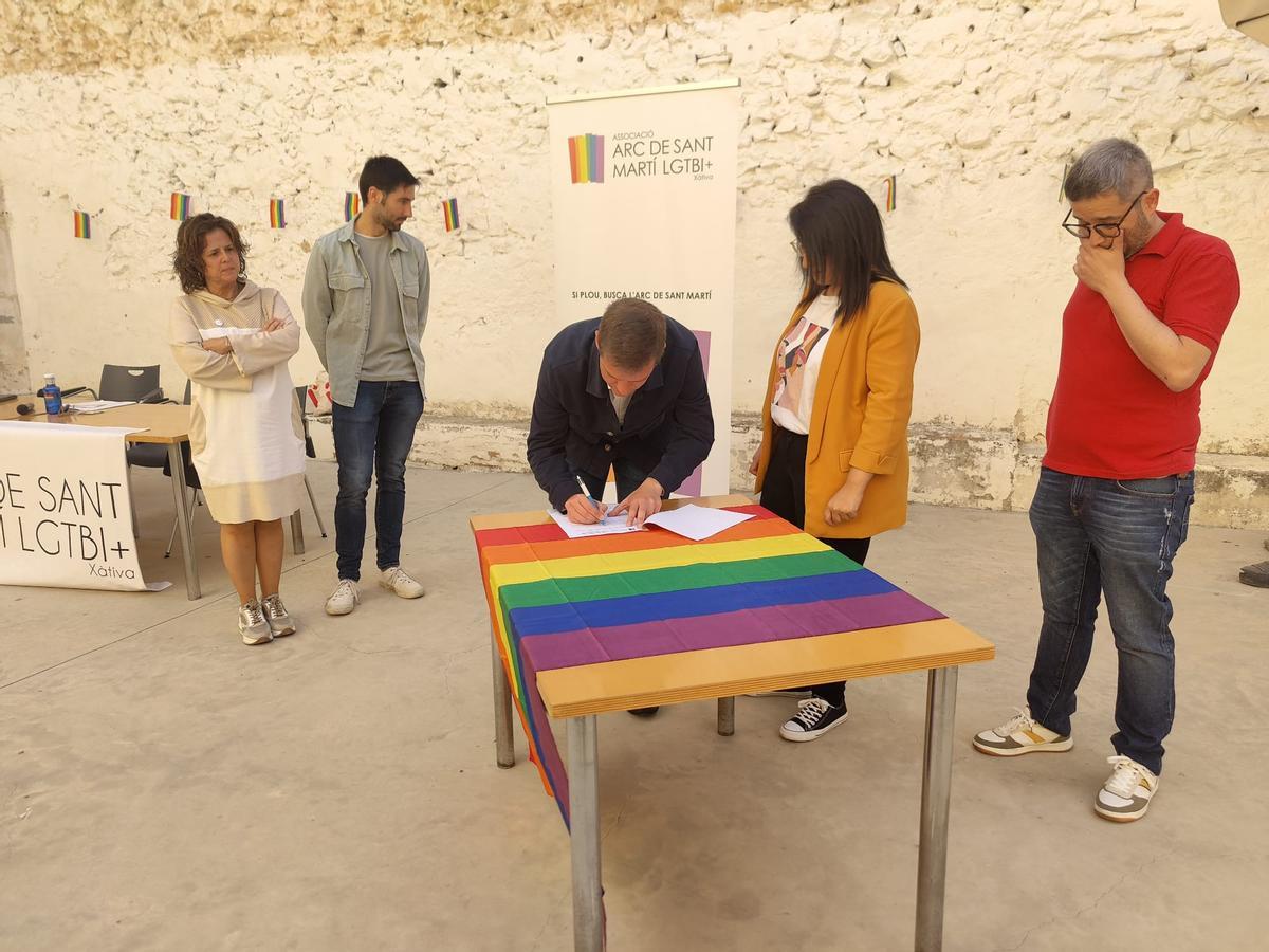 Roger Cerdà (PSPV) también ha firmado el acuerdo confeccionado por la asociación Arc de Sant Martí.