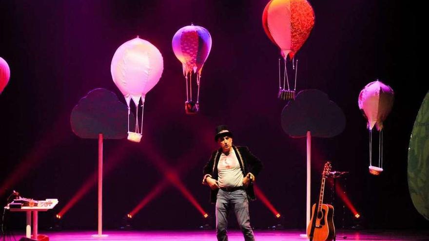 Un momento de la actuación de Magín Blanco en el Auditorio de A Illa ayer. // Iñaki Abella