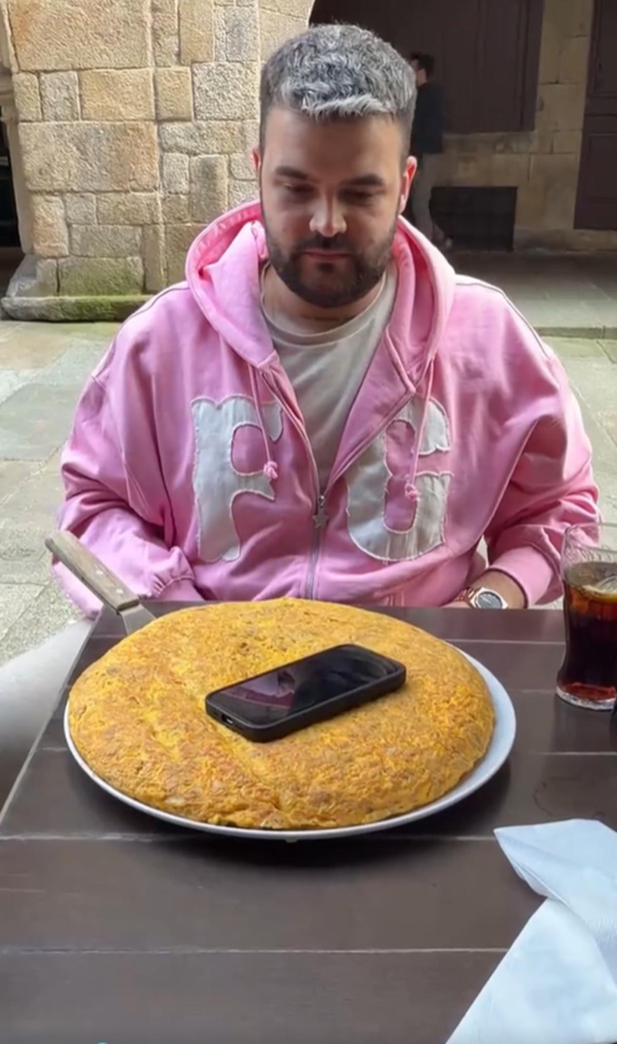 El creador de contenido Guanyar, sorprendido por el gran tamaño de la tortilla