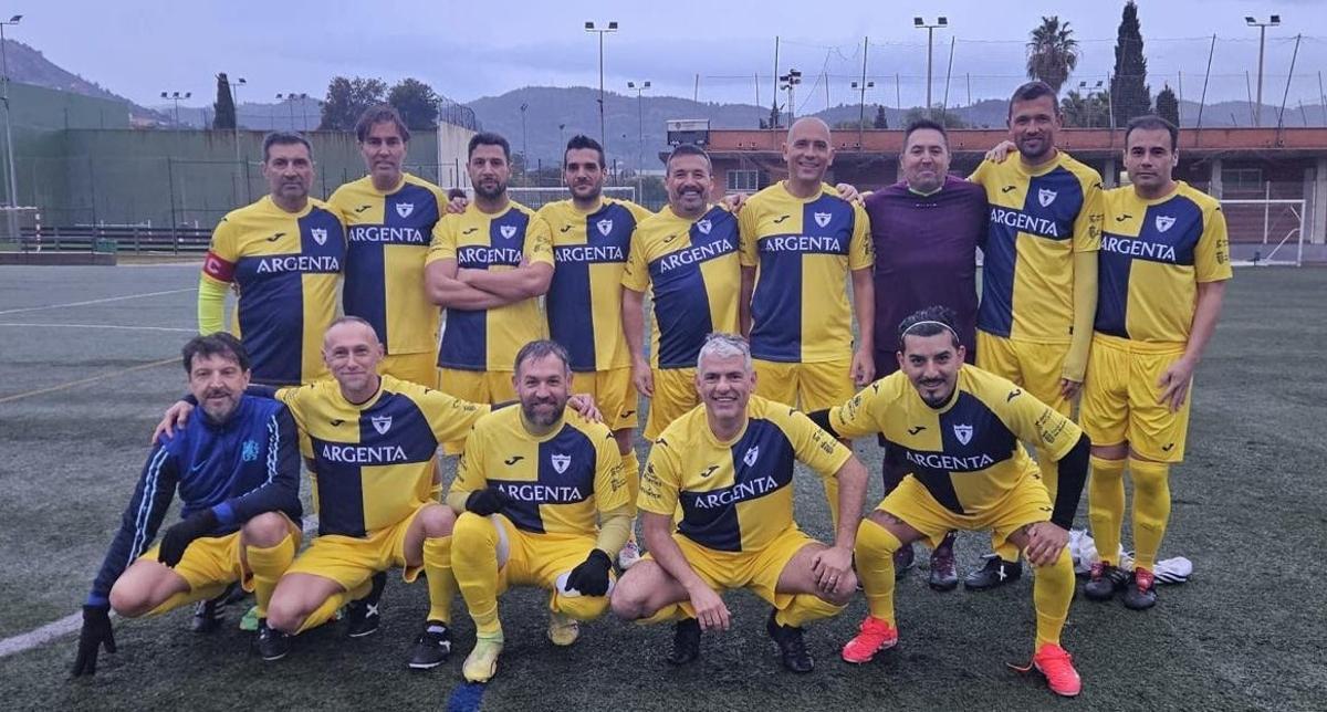 El Alqueries. En la imagen, de pie: Félix Calvo, Christian Moliner, Emilio Escudero, Cristian Pérez, Antonio Guerrero, David Pérez, José Manuel Balsa, Javi Tomas y Pascual Ventura. Y agachados aparecen: Juan Segarra, David Deusdad, Santi Rubert, Agustín Lozano y Jean Salazar.