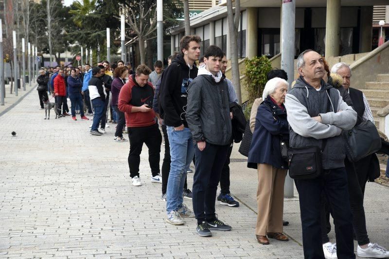 Largas colas para adquirir entradas para el derbi aragonés