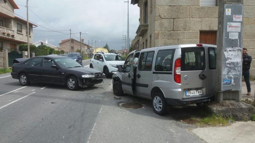 Los vehículos accidentados en Bueu // FdV