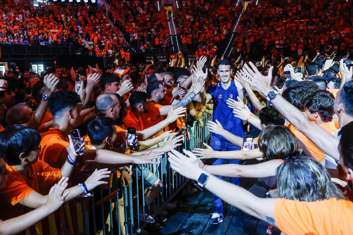 La celebración del Valencia Basket de la Liga Endesa en el Roig Arena, en imágenes