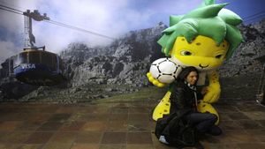 Una turista es fa una foto amb Zakumi, la mascota del Mundial 2010, a Ciutat del Cap.