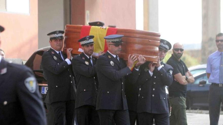 Un momento del funeral del agente que murió en la cárcel.