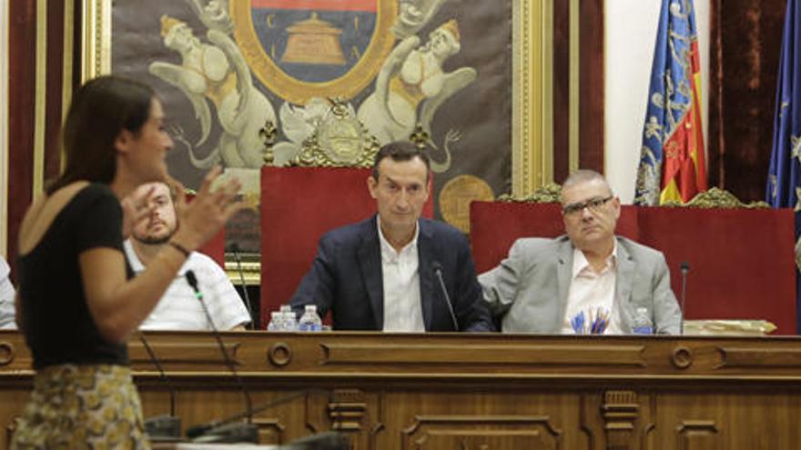 Los ediles de Ilicitanos por Elche acuden al pleno con una hora y media de retraso