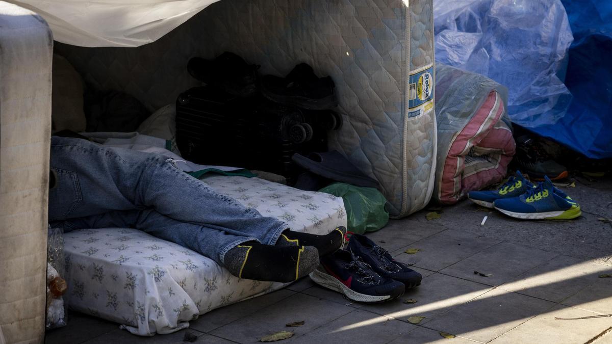 Una persona sin hogar durmiendo en la calle en Zaragoza, el pasado mes de noviembre.