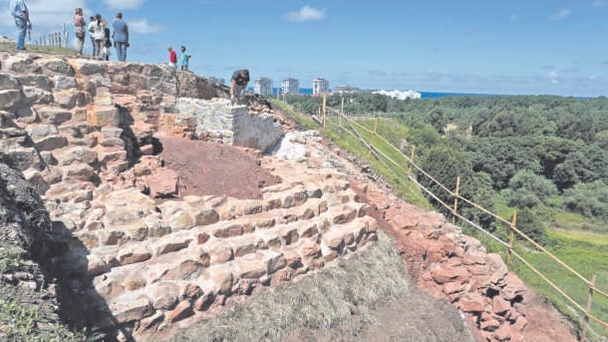 Los participantes en una de las  visitas guiadas a los restos del castillo de Gauzón, en fase de reconstrucción. | mara villamuza